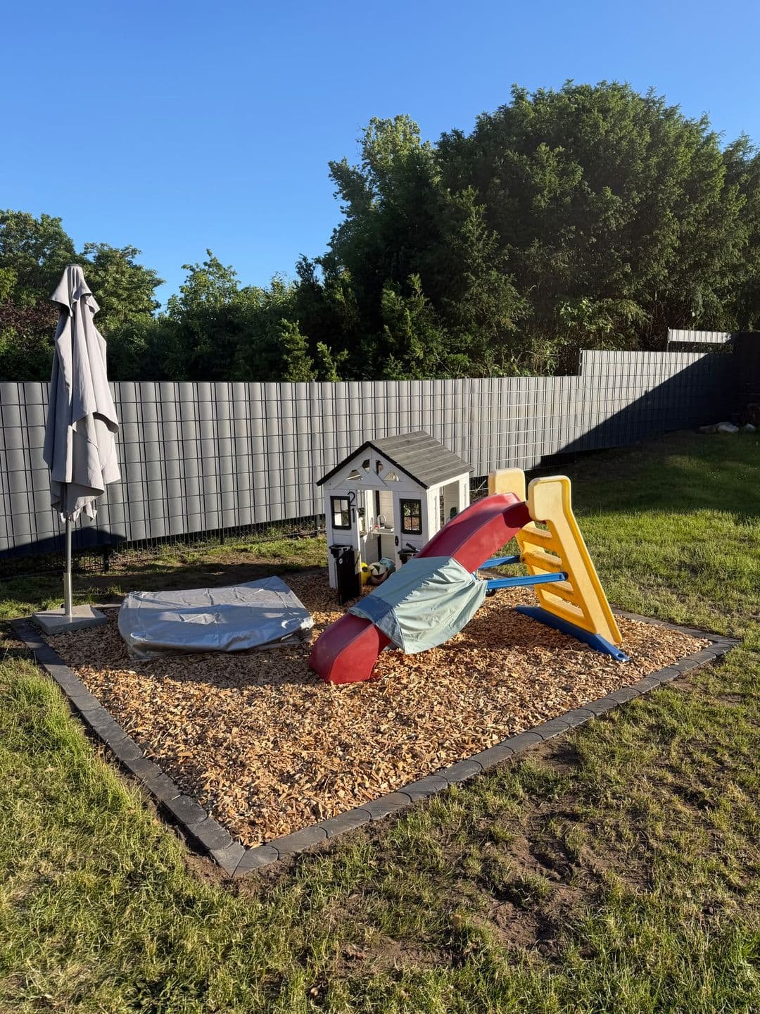 Außenanlage mit Spielbereich