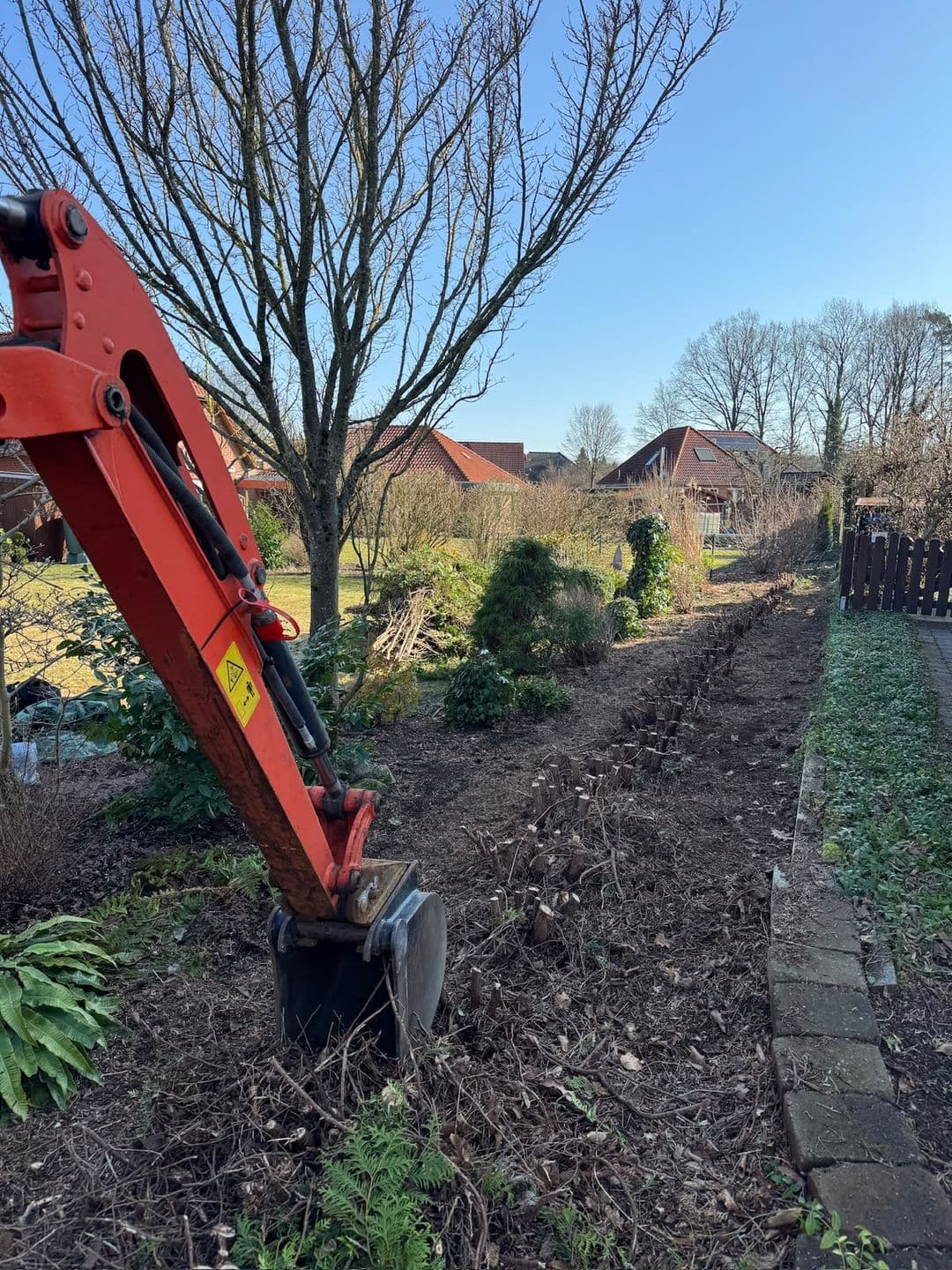 Gartenfläche maschinell vorbereitet