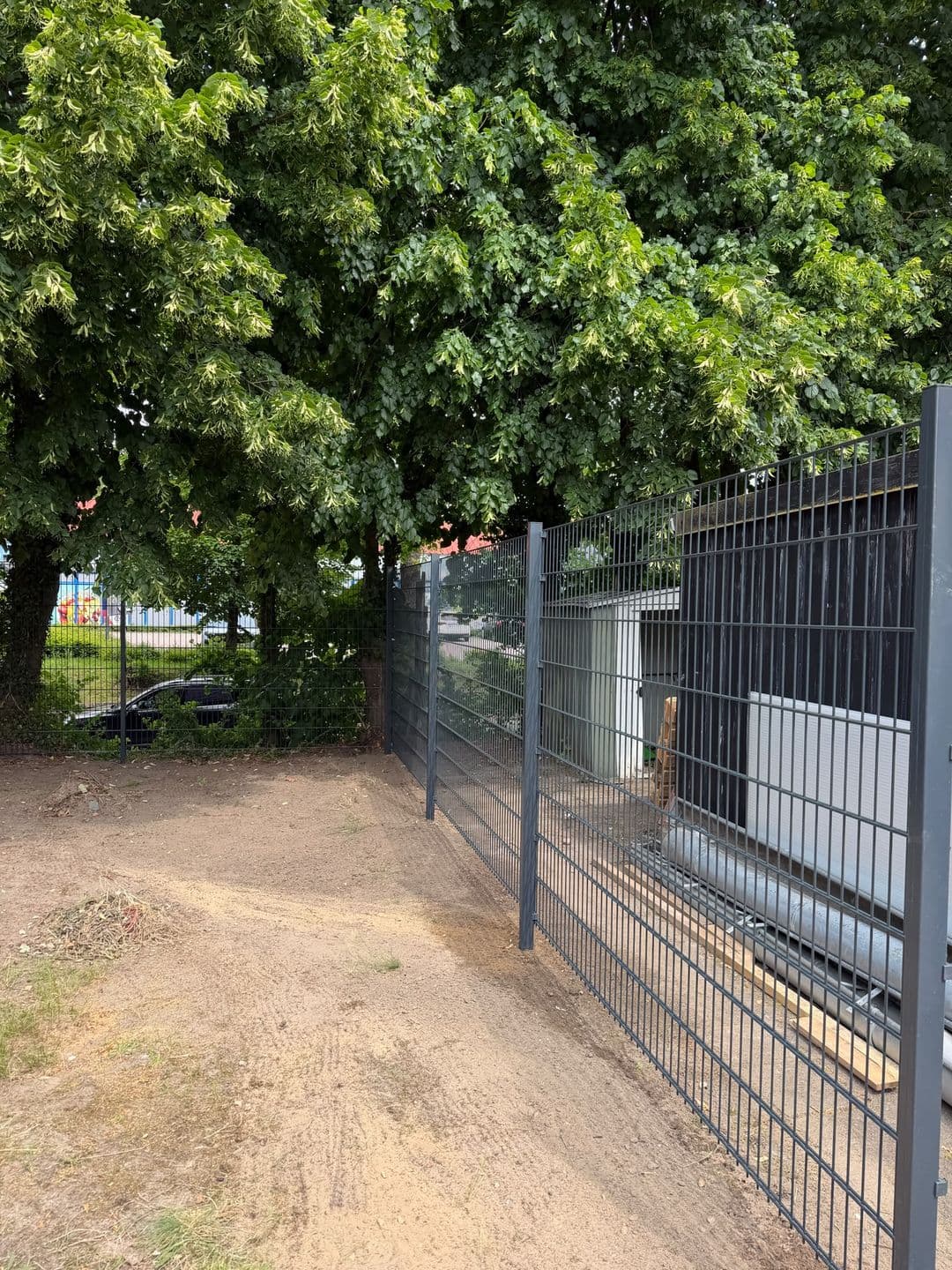 Zaunanlage entlang der Grundstücksgrenze