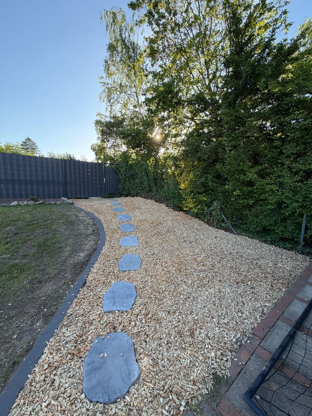 Gartenweg mit Kiesfläche