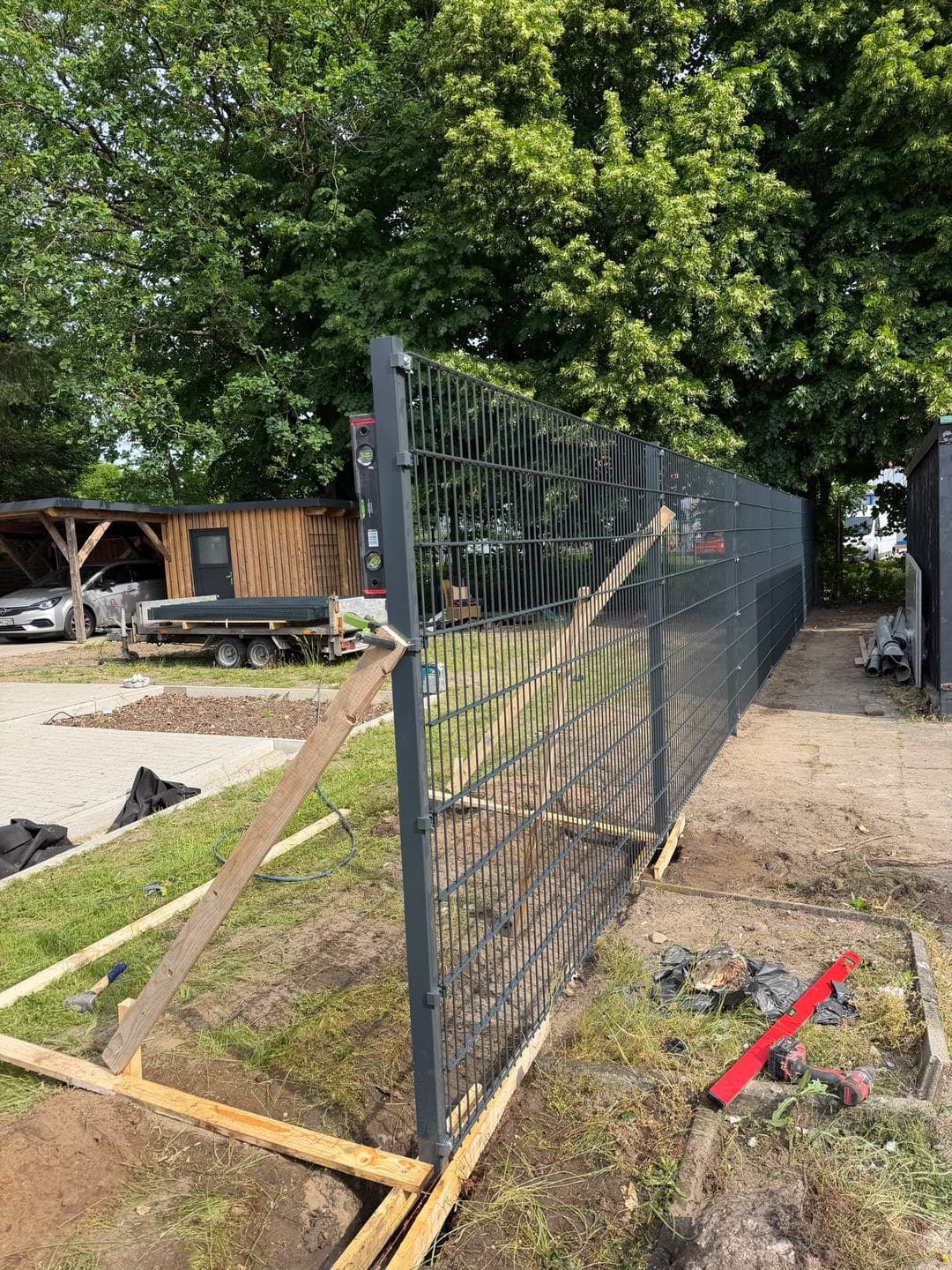 Detailarbeit an Zaun und Fundament