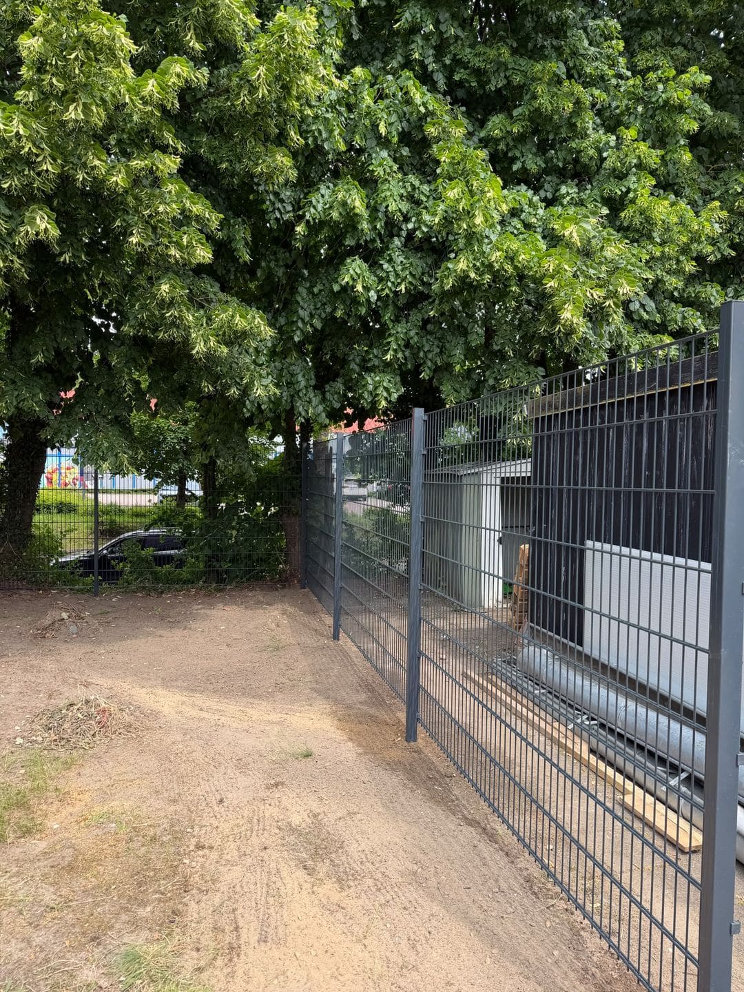 Zaunanlage an der Grundstücksgrenze